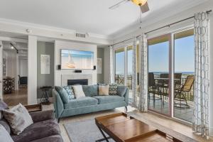 Sanctuary by the Sea 1122 by Newman-Dailey في بلو ماونتين بيتش: غرفة معيشة مع أريكة ومدفأة