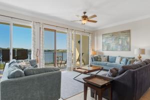 Sanctuary by the Sea 1122 by Newman-Dailey في بلو ماونتين بيتش: غرفة معيشة مع كنبتين ومروحة سقف