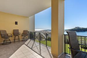 Sanctuary by the Sea 1122 by Newman-Dailey في بلو ماونتين بيتش: شرفة مع كراسي وإطلالة على المحيط