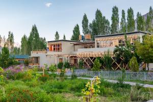 una casa en medio de un jardín en Nubra Ecolodge, en Liekzan 66 fotos más