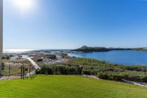 Sanctuary by the Sea 1122 by Newman-Dailey في بلو ماونتين بيتش: اطلالة على بحيرة مع ملعب +73 صورة