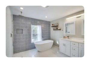 ein Badezimmer mit Badewanne, Dusche und Waschbecken in der Unterkunft Luxury Waterfront property in Bay Saint Louis + 5 Fotos