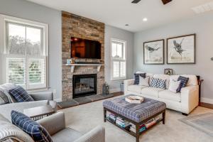 Χώρος καθιστικού στο Communal Pools, 6 Mi to Bethany Beach! Family Home