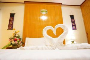 โรงแรมพิมายบุรี Phimaiburi Apartment客房内的一张或多张床位