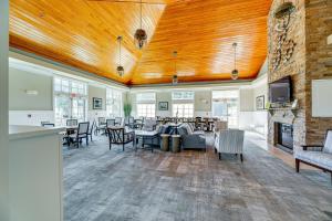 Εστιατόριο ή άλλο μέρος για φαγητό στο Communal Pools, 6 Mi to Bethany Beach! Family Home