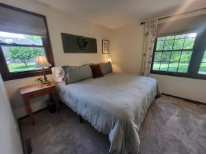 En eller flere senge i et værelse på The Groveland Cottage