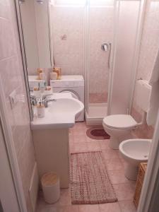 Phòng tắm tại Accommodation in the town center, on a private courtyard