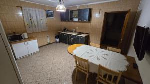 een keuken met een tafel en stoelen en een tafel en een tafel en een keuken bij AVS Snagov Chalet in Snagov