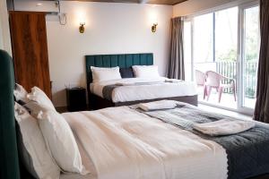 En eller flere senge i et værelse på Orange Sky Inn