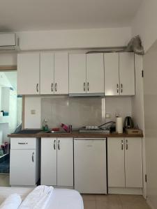 Η κουζίνα ή μικρή κουζίνα στο Olympio Luxury Studio Paros