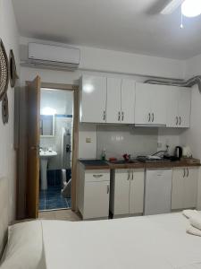 Η κουζίνα ή μικρή κουζίνα στο Olympio Luxury Studio Paros +26 φωτογραφίες