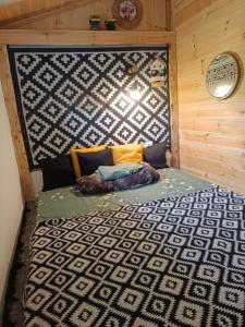 een bed in een kamer met een muur bij The Corsair Cottage in Kalymnos