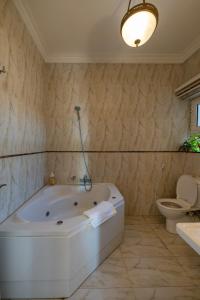 Un baño de 18th floor Nile View with Jacuzzi in Zamalek