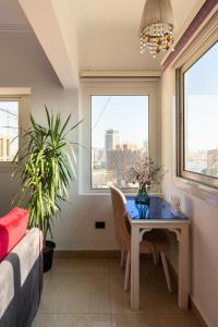 Un lugar para sentarse en 18th floor Nile View with Jacuzzi in Zamalek