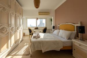 Una cama o camas en una habitación de 18th floor Nile View with Jacuzzi in Zamalek