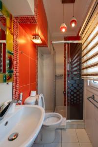 Un baño de 18th floor Nile View with Jacuzzi in Zamalek 36 fotos más