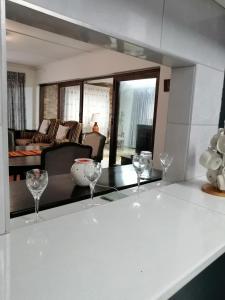 83 Ocean View في بورت شيبستون: غرفة معيشة مع كؤوس للنبيذ على طاولة