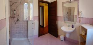 Koupelna v ubytování Elclaca + 13 fotografií