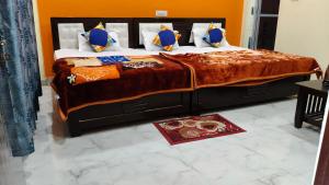 ein Schlafzimmer mit einem großen Bett in einem Zimmer in der Unterkunft Sri Narayan Home Stay in Ayodhya