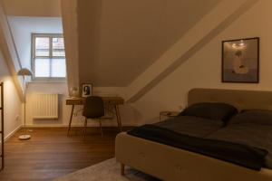 ein Schlafzimmer mit Bett, Schreibtisch und Fenster in der Unterkunft BM Rooms Innenstadt - Große Moderne City Apartments mit eigenem Bad im Herzen der Stadt in Bamberg