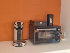 a microwave and a toaster oven on a counter at De Drie Mussen in Diksmuide +3 photos