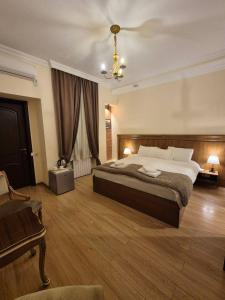 Habitación grande con cama grande y lámpara de araña. en B&B rooms, en Tiflis 41 fotos más