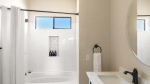 O baie la Scenic Deck w Sunset Views Near Temecula Wineries Estrada Ranch by AvantStay +36 fotografii