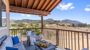 O vedere generală la munți sau o vedere la munte luată de la această casă de vacanță