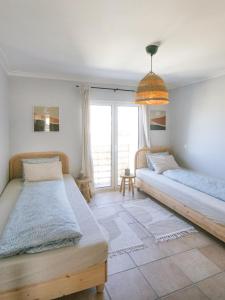 Ένα ή περισσότερα κρεβάτια σε δωμάτιο στο Arrifana Hideaway - Beautiful Seaview Apartment +25 φωτογραφίες