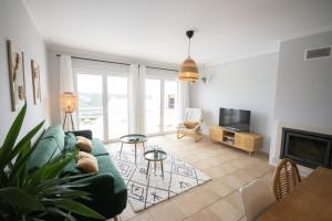 Μια τηλεόραση ή/και κέντρο ψυχαγωγίας στο Arrifana Hideaway - Beautiful Seaview Apartment