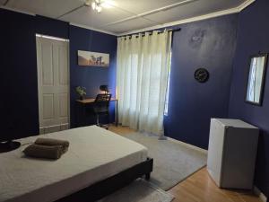 Ένα ή περισσότερα κρεβάτια σε δωμάτιο στο Cozy Corner House