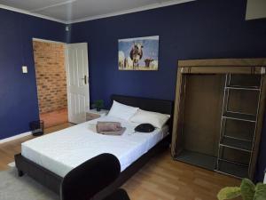 Ένα ή περισσότερα κρεβάτια σε δωμάτιο στο Cozy Corner House