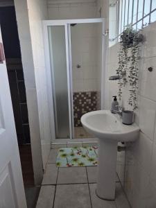 Ένα μπάνιο στο Cozy Corner House