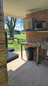 Η κουζίνα ή μικρή κουζίνα στο Riverbend Camp - Panache Family Tent with Private Ablution