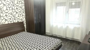 una camera da letto con un letto e una finestra di Walk-In Promenada a Craiova