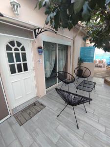 a patio with two chairs next to a door at Chambres d'hôtes - Les Orchidées in Perpignan +3 photos