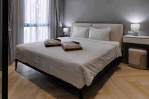 En eller flere senge i et værelse på Новые апартаментыTitle Legendary