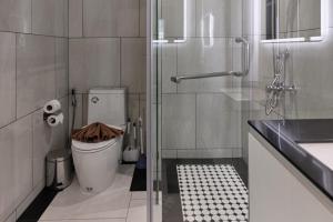 Et badeværelse på Новые апартаментыTitle Legendary