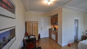 a room with a kitchen and a living room at Villa Andante Apartmenthotel in Kassel