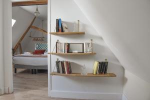 Η βιβλιοθήκη του ξενώνα