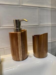 GÓRALSKIE NOWE APARTAMENTY BIAŁKA - Skibus, Sauny, Bania, Sale zabaw - w cenie في بيالكا تاترزانسكا: حوض الحمام يوجد صنبور فوقه +24 صورة