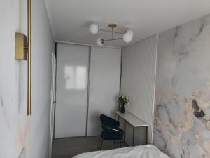 Ένα ή περισσότερα κρεβάτια σε δωμάτιο στο Blue Royal Luxury Apartment Tarnów