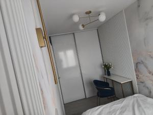 Ένα ή περισσότερα κρεβάτια σε δωμάτιο στο Blue Royal Luxury Apartment Tarnów