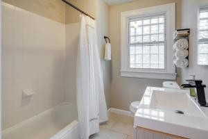 Koupelna v ubytování Easy Metro Access WFH-Friendly Apt 7 Mi to DC! + 17 fotografií