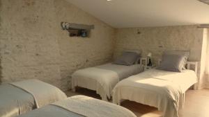 Ένα ή περισσότερα κρεβάτια σε δωμάτιο στο Le Domaine des Tourterelles Gîte Estuaire