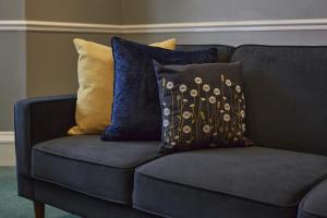 Posezení v ubytování Hayy Contractor House 5 Bedroom Huddersfield Sleeps 18