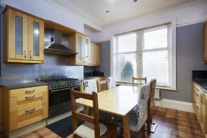 Kuchyň nebo kuchyňský kout v ubytování Hayy Contractor House 5 Bedroom Huddersfield Sleeps 18