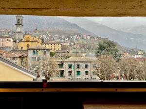 Cảnh núi rừng hoặc tầm nhìn ra núi từ căn hộ