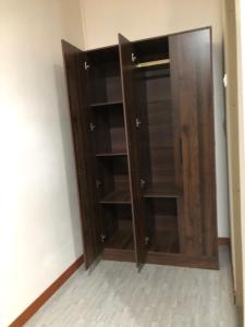 een kast met houten kasten in een kamer bij The Sun homestay in Ko Kood