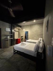 Una cama o camas en una habitación de greyhouse moalboal